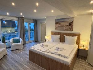 Ένα ή περισσότερα κρεβάτια σε δωμάτιο στο Ostseebad Göhren 8-Personen-Ferienhaus mit beh WPool