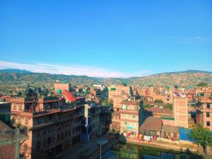 vista su una città con edifici e montagne di Swastik Guest House a Bhaktapur