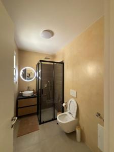 Un baño con inodoro, ducha y lavabo. en Garden Residence, en Ermoupoli