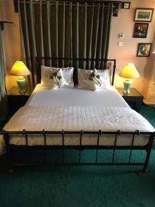 ブハーバンにあるBhurban Hillsのベッドルーム1室(大型ベッド1台、ランプ2つ付)