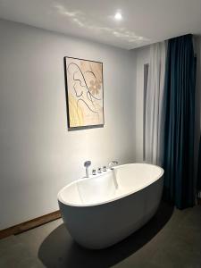 Ένα μπάνιο στο Maison Honeymoon Sweet l River View l Bathtub l Balcony +13 φωτογραφίες