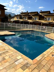 a large swimming pool in front of a building at Sol & Aconchego Paraty in Paraty