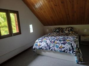 Ένα ή περισσότερα κρεβάτια σε δωμάτιο στο Chalet Little Zion au Domaine de Baradoz