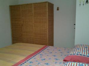 カステッランマーレ・デル・ゴルフォにあるLa marinaのベッドルーム1室(ベッド1台付)、木製キャビネットが備わります。