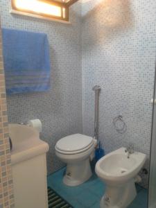 カステッランマーレ・デル・ゴルフォにあるLa marinaのバスルーム(トイレ、洗面台付)