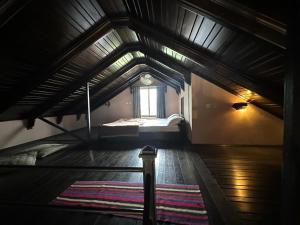 ブハーバンにあるBhurban Hillsの広い屋根裏部屋で、ベッド1台、窓が備わります。