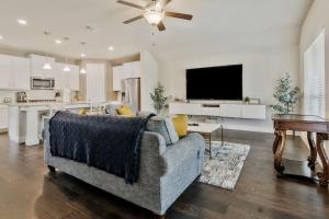 Μια τηλεόραση ή/και κέντρο ψυχαγωγίας στο Family Friendly 3br Near Fort Worth, Pool & Lake