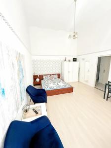 een kamer met een bed, een tafel en stoelen bij FREE PARKING GARAGE! Downtown apartment, Best location! in Boedapest