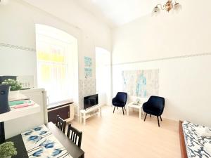een woonkamer met twee stoelen en een televisie bij FREE PARKING GARAGE! Downtown apartment, Best location! in Boedapest +46 foto's