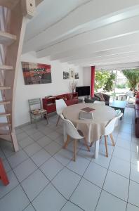 a living room with a table and chairs at Brennig in Penmarch +5 photos