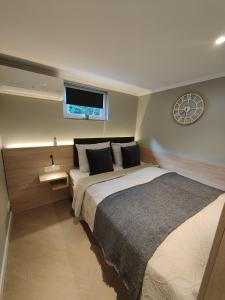 Katil atau katil-katil dalam bilik di Five Studios - Premium Rooms with King Size Bed, Kitchen, AC, close to Ramstein Air Base