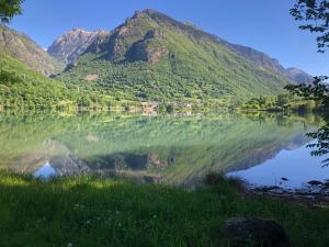 a view of a lake with mountains in the background at Apartamento céntrico en Benasque in Benasque +6 photos