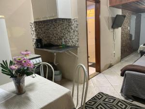 a kitchen and dining room with a table and chairs at Kitnet david in Campos dos Goytacazes