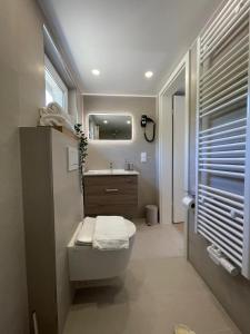 Bilik mandi di Five Studios - Premium Rooms with King Size Bed, Kitchen, AC, close to Ramstein Air Base