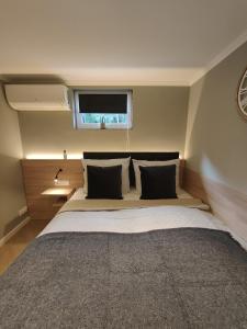 Katil atau katil-katil dalam bilik di Five Studios - Premium Rooms with King Size Bed, Kitchen, AC, close to Ramstein Air Base