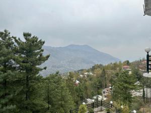 ブハーバンにあるBhurban Hillsの木々や山々の町並み