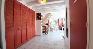 a hallway with red doors and a dining room at Brennig in Penmarch