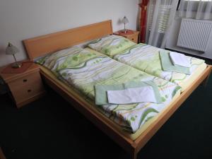 ein Bett mit zwei Handtüchern darauf in einem Schlafzimmer in der Unterkunft Penzion Kiska Levočská Dolina, ubytovanie v súkromí in Levoča