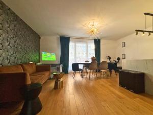 a living room with a couch and a table at Bezons Golden - 3 chambres - 3min du Tramway #SirDest in Bezons