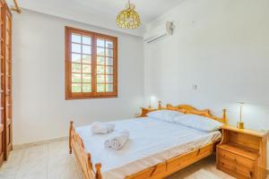 a bedroom with a large bed with towels on it at Vergici Apartment 2 in Kómi
