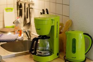 Příslušenství pro přípravu čaje a kávy v ubytování Hafenhaus Unterwasserwelt