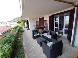 a patio with chairs and tables and a building at Incantevole suite con veranda in Giglio Porto