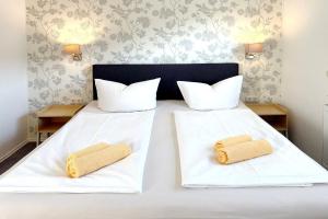 Un dormitorio con una cama con dos almohadas encima. en Ferienwohnung Kamske, en Lübbenau