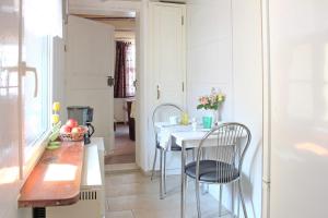 a small kitchen with a table and chairs at Haus Zeitlos Brunnenblick in Lübbenau
