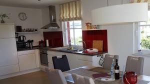 Η κουζίνα ή μικρή κουζίνα στο Reethaus "Villa Jane" +26 φωτογραφίες