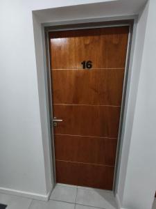 Una puerta de madera con el número. en Brescia due, en Colón 2 fotos más