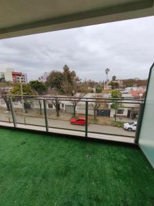 un balcón con vistas a un coche rojo en una calle en Brescia due, en Colón
