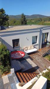 Nespecifikovaný výhled na hory nebo výhled na hory při pohledu z prázdninového domu