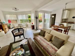a living room with a couch and a table at Villa Chantereyne entrée de plage, 8 couchages in Ouistreham