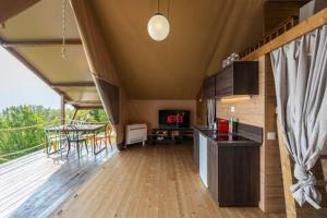 ルータにあるGlamping Piscina - Vista Mare - Free Parking - ACのウッドフロアの家のキッチン&ダイニングエリア