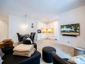 ein Wohnzimmer mit Sofa und Tisch in der Unterkunft Bernsteinquartier - Wohnung 87 in Ostseebad Kölpinsee