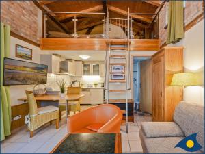 1 cama elevada en una sala de estar con cocina en Villa Ernst Whg 08, en Ahlbeck