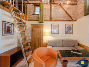 sala de estar con escalera y sofá en Villa Ernst Whg 08, en Ahlbeck