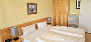 Postel nebo postele na pokoji v ubytování Fewo 645, Seepark Sellin + 11 fotografií