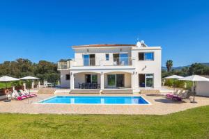 Πισίνα στο ή κοντά στο Villa Chrystalla by Villa Plus