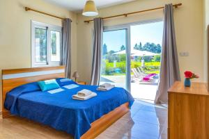 Ένα ή περισσότερα κρεβάτια σε δωμάτιο στο Villa Chrystalla by Villa Plus