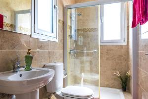 Ένα μπάνιο στο Villa Chrystalla by Villa Plus +35 φωτογραφίες