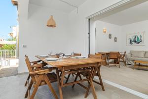 a dining room with a wooden table and chairs at Casa Bella in Golfo Aranci