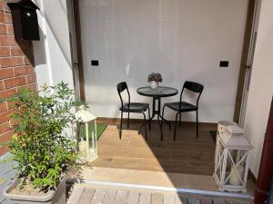 a room with a table and chairs in a room at Rubiera Sunny Apartments - Luminosi e vicino museo Ferrari in Rubiera