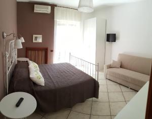 1 dormitorio con 1 cama y 1 sofá en B&B Aminei Metrò, en Nápoles