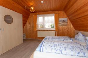 Postel nebo postele na pokoji v ubytování Ferienwohnungen unter Reet 45106