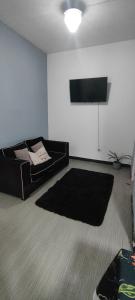 ein Wohnzimmer mit Couch und Flachbildfernseher in der Unterkunft Departamento para dos personas in Río Gallegos