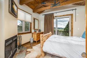 Postel nebo postele na pokoji v ubytování The Bluebell Tiny Cabin at The Wildflower Near Zion and Bryce