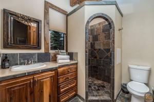 Koupelna v ubytování The Bluebell Tiny Cabin at The Wildflower Near Zion and Bryce