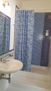 y baño con lavabo y ducha. en B&B Aminei Metrò, en Nápoles