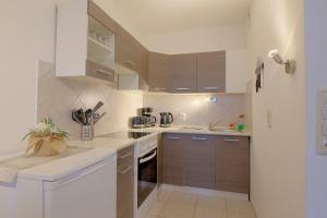een keuken met witte apparaten en bruine kasten bij Apartment 411 in Hohegeiß